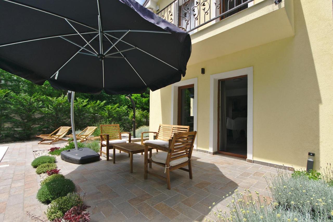Holiday House With Pool Cavle Exterior photo
