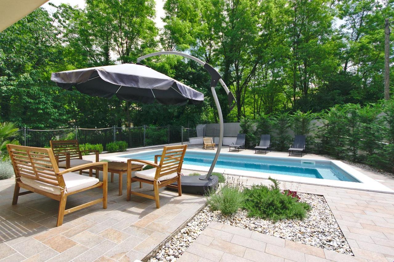 Holiday House With Pool Cavle Exterior photo