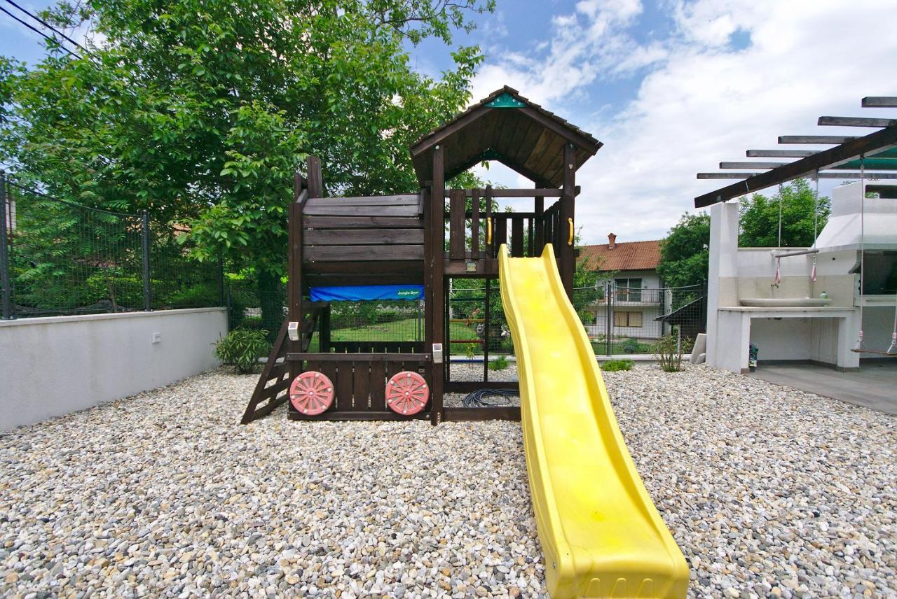 Holiday House With Pool Cavle Exterior photo