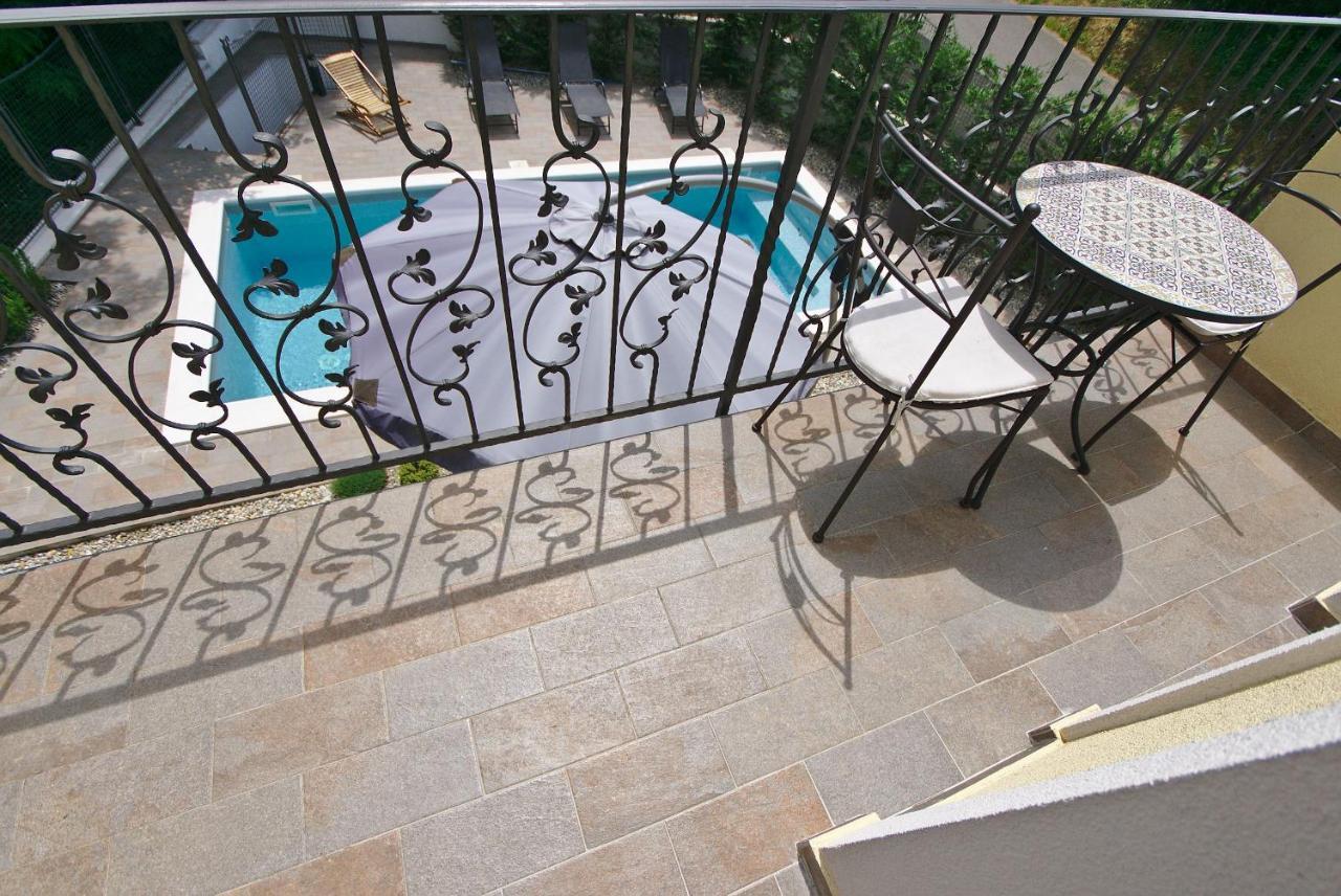 Holiday House With Pool Cavle Exterior photo